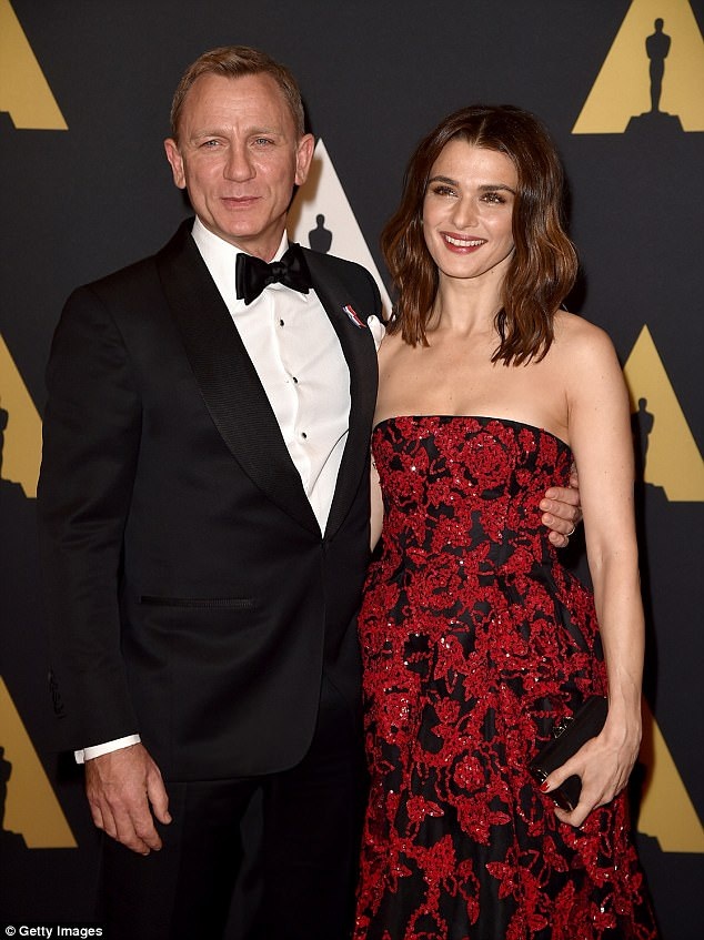 Daniel Craig sẽ thôi mạo hiểm trên phim trường Điệp viên 007 - 2 Daniel Craig (49 tuổi) được cho là muốn giảm bớt các cảnh hành động nguy hiểm trong tập phim mới sau khi vợ của anh - nữ diễn viên Rachel Weisz (47 tuổi) lo lắng cho sức khỏe của chồng.