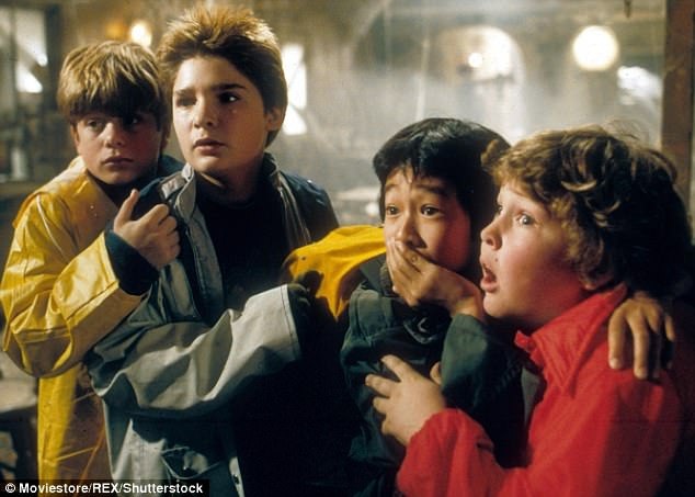 Công chúng quyên tiền làm phim vạch trần nạn quấy rối - 4 Corey Feldman (thứ hai từ trái sang trong phim “The Goonies” (Bản đồ kho báu) hồi năm 1985) cho biết anh đã từng sống trong sợ hãi và xấu hổ suốt một thời niên thiếu vì bị quấy rối khi tham gia vào nền công nghiệp làm phim.