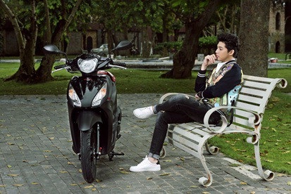 Với một vài thay đổi nhỏ, VISION đen mờ mới mạnh mẽ và #KoolNgầu hơn nhờ logo VISION đỏ tươi được uốn lượn mượt mà theo đuôi xe thon gọn. Các chàng trai hay các cô gái có cá tính mạnh một chút sẽ rất “hợp gu” với màu xe VISION này.