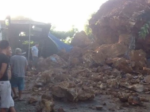 Di dời khẩn cấp hộ dân bị 40 tấn đất đá vùi lấp lán - 1 40 khối đất đá tấn công một nhà dân, rất may không có thiệt hại về người (ảnh bạn đọc)
