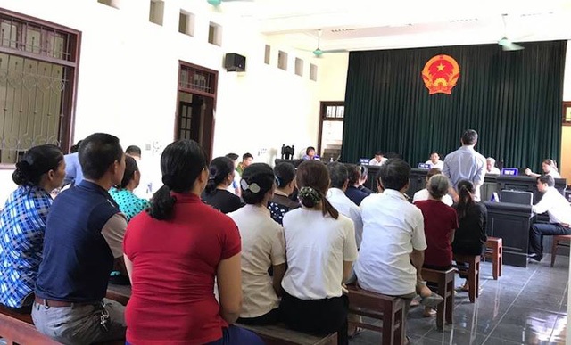 Vụ kiện chủ tịch tỉnh Lào Cai bất ngờ bị tạm đình chỉ, người dân kháng cáo những gì? - 4
Đông đảo người dân có mặt tại TAND tỉnh Lào Cai từ sớm để tham dự phiên toà Chủ tịch tỉnh Lào Cai và Chủ tịch TP Lào Cai bị kiện và tỏ ra thất vọng khi HĐXX tuyên bố tạm đình chỉ vụ án.