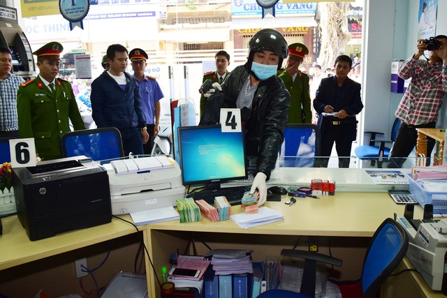 Nguyễn Hoàng Tâm dựng lại cảnh dùng súng cướp ngân hàng BIDV tại Huế