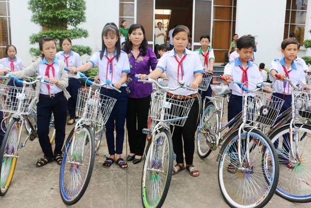 Bạc Liêu: Trao học bổng và xe đạp đến học sinh vượt khó học giỏi - 2 Những chiếc xe đạp sẽ giúp các em học sinh đi lại thuận lợi hơn.