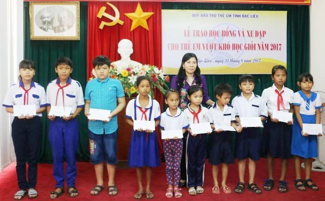 Bạc Liêu: Trao học bổng và xe đạp đến học sinh vượt khó học giỏi - 1 Bà Trần Hồng Chiến- Giám đốc Sở LĐ-TB&XH tỉnh Bạc Liêu trao học bổng cho các em học sinh.