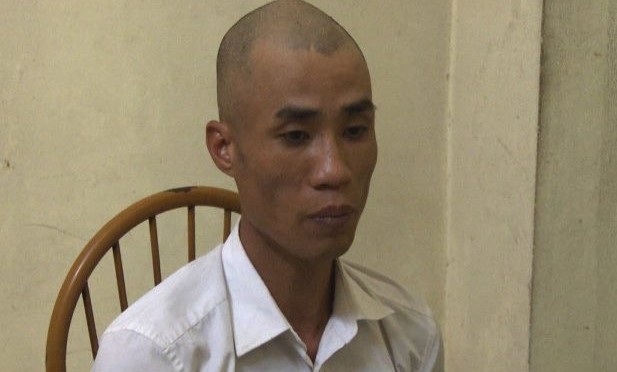 Bắt khẩn cấp đối tượng nghiện ma túy, có 2 tiền án lại còn tự sản xuất súng - 1 Đối tượng tại cơ quan công an (ảnh công an cung cấp)