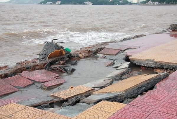 Bãi biển Đồ Sơn tan hoang sau bão số 10 - 5
Bãi biển Đồ Sơn tơi tả dù nằm xa tâm bão. (Ảnh: An Nhiên)