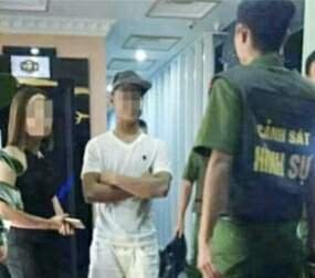 Đánh sập tụ điểm bay lắc, "hốt gọn" hàng chục dân chơi - 1
Rủ nhau góp tiền mua ma túy về quán karaoke sử dụng, hàng chục dân chơi bị công an hốt gọn (ảnh CTV)
