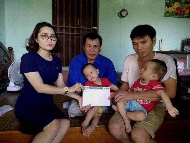 Trao thêm gần 81 triệu đồng đến người mẹ có hai con song sinh bại não - 1 PV Dân trí trao tiền bạn đọc ủng hộ tới gia đình hai cháu song sinh bại não