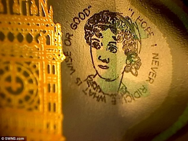 Tại sao một tờ tiền có giá gấp… 10.000 lần mệnh giá? - 1 Hình khắc chân dung nữ nhà văn Jane Austen nhỏ xíu trên tờ 5 bảng. Có tất cả 4 tờ 5 bảng Anh chứa hình khắc này đã được đưa vào thị trường và hiện tại đã có 2 tờ được tìm ra. Vẫn còn 2 tờ nữa chưa được tìm thấy.