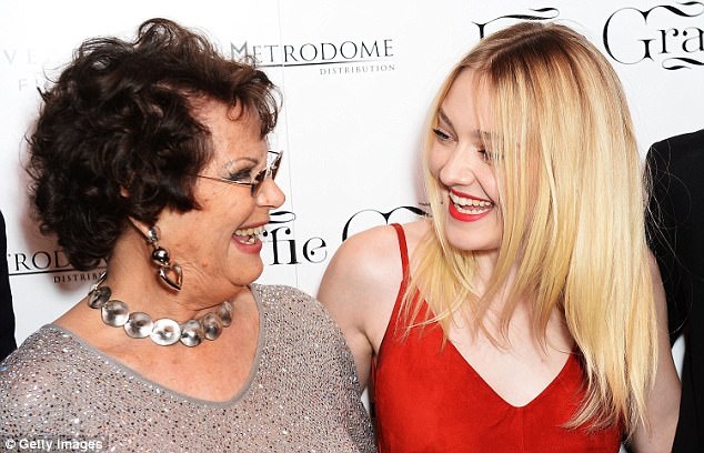Hiện giờ, nữ diễn viên kỳ cựu đã ở tuổi 78. Trong ảnh, bà xuất hiện bên cạnh nữ diễn viên Dakota Fanning tại sự kiện ra mắt phim “Effie Gray” (2014). Phim có sự tham gia của cả hai nữ diễn viên thuộc hai thế hệ.