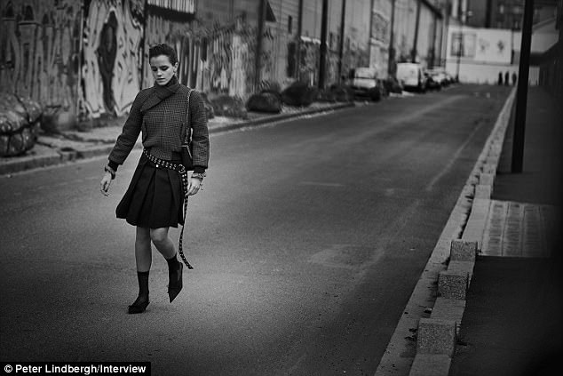 Emma Watson sợ định mệnh của những “hình mẫu” - 8 Emma Watson sợ định mệnh của những “hình mẫu” - 8