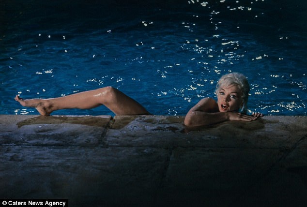 Ảnh chụp Marilyn Monroe khỏa thân bên bể bơi có giá 800 triệu đồng - 4 Marilyn Monroe vui vẻ xuất hiện trong bộ ảnh chụp bên bể bơi.