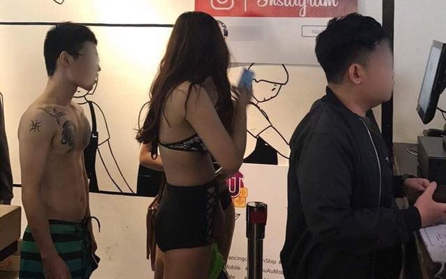Công ty game tung ra chiêu mặc bikini, miễn phí trà sữa gây phản cảm - 1 Những hình ảnh các bạn trẻ cởi trần hoặc mặc bikini xếp hàng tại quán trà sữa đang được lan truyền trên mạng xã hội.