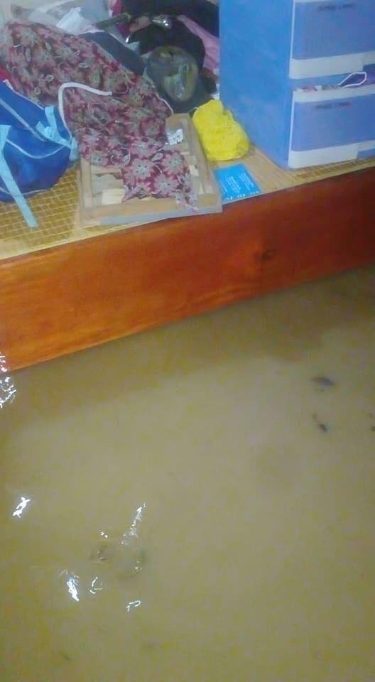 Mưa lớn bất ngờ gây ngập Quốc lộ 1A - 13 Nước vào tận chân giường.