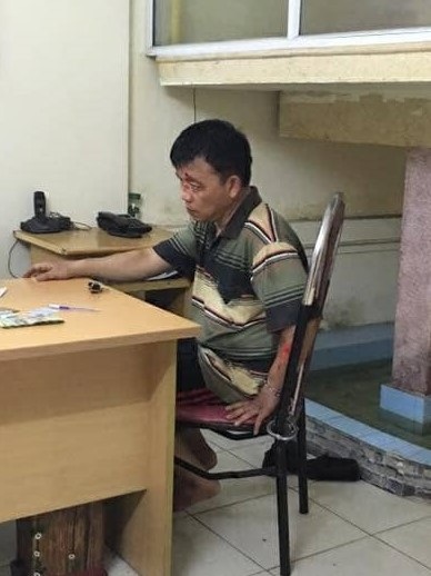 Nam thanh niên dũng cảm truy đuổi đối tượng trộm xe SH dùng dao chống trả - 2 Gã đạo chích tại cơ quan công an (ảnh CTV)