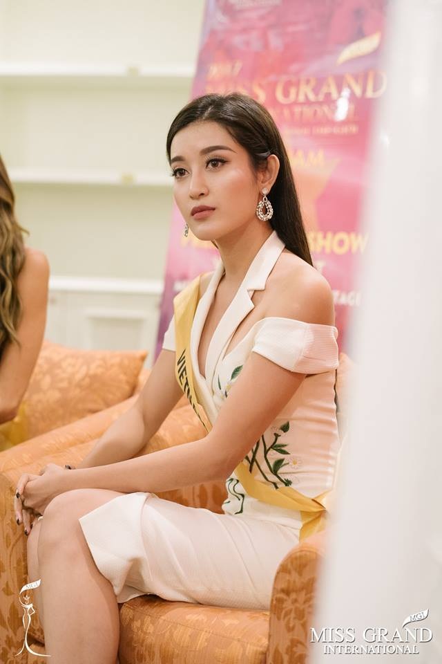 Huyền My gây ấn tượng khi trả lời phỏng vấn bằng tiếng Anh đầy tự tin - 3 Huyền My không chỉ nói tiếng Anh lưu loát mà còn rất tự tin khi giao tiếp.
