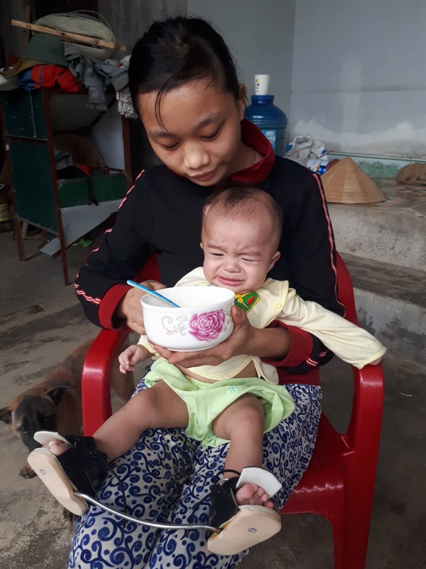 Bạn đọc báo Dân trí hỗ trợ bé Trần Văn Duy hơn 14 triệu đồng chạy chữa bệnh tật - 1 Bé Trần Văn Duy ốm yếu do cùng lúc mang nhiều chứng bệnh