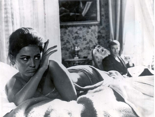 Nữ diễn viên Claudia Cardinale xuất hiện trong phim Ý “Vaghe Stelle dellOrsa” (Một ngàn niềm vui - 1965).