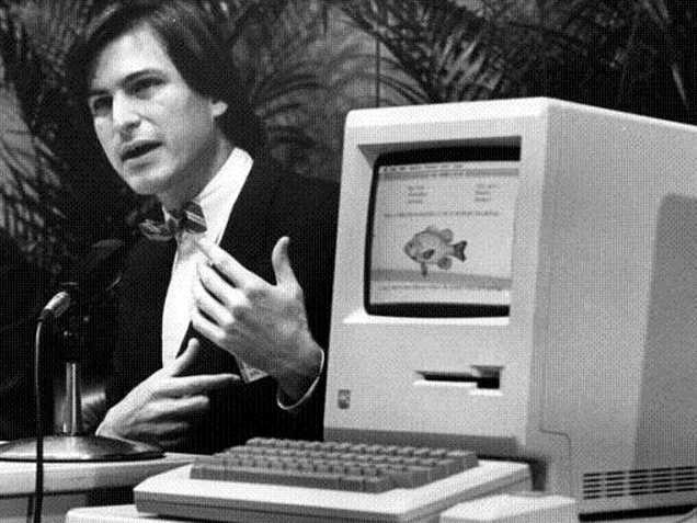 Lý do Apple sẽ không bao giờ từ bỏ MacBook dù doanh số có thậm tệ tới đâu - 1 Steve Jobs bên cạnh máy tính Mac vào năm 1984