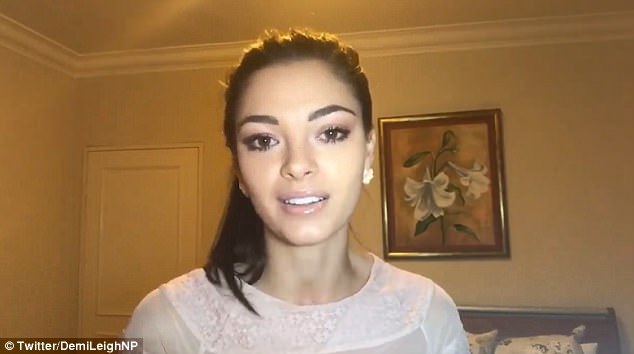 Hoa hậu Nam Phi được thanh minh sau khi bị hiểu nhầm là “vô cảm” - 2 Demi-Leigh Nel-Peters sau đó đã đăng tải một đoạn video clip xin lỗi bất cứ ai cảm thấy bị tổn thương vì cô. Nhưng đồng thời, Demi-Leigh cũng giải thích rõ ràng lý do vệ sinh mà trung tâm yêu cầu cô thực hiện.