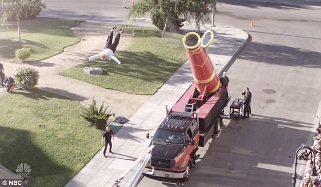 Bello Nook được bắn ra từ một nòng đại bác, bay qua một chiếc trực thăng đang xoay cánh, và “hạ cánh” xuống một đệm hơi.