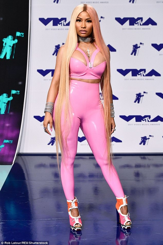 Chuyên gia sức khỏe cảnh báo nguy cơ từ váy nhựa latex - 2 Mới đây, nữ ca sĩ Nicki Minaj đã thu hút sự chú ý khi mặc một bộ đồ hồng làm từ vải nhựa latex tới dự lễ trao giải âm nhạc VMA hồi cuối tuần qua.