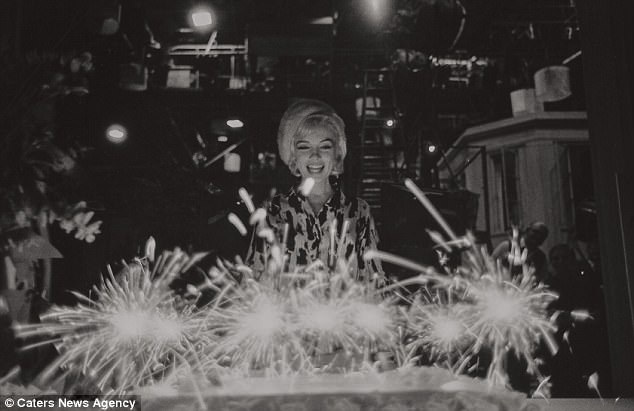 Ảnh chụp Marilyn Monroe khỏa thân bên bể bơi có giá 800 triệu đồng - 5 Người đẹp trong khoảnh khắc đón mừng sinh nhật tuổi mới. Năm nay là tròn 55 năm ngày mất của Marilyn Monroe (1962-2017).