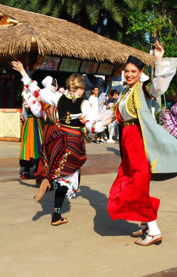 Người đẹp Hoa hậu Thế giới 2017 rực rỡ trong lễ hội đường phố - 41
Các người đẹp cùng nhảy múa và vẫy tay chào người hâm mộ.