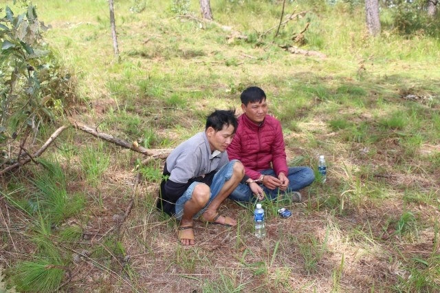 Bắt 2 đối tượng phá rừng thông để lấy đất bán - 3 Đối tượng Dũng (áo đỏ) và Ngọc bị bắt tại hiện trường