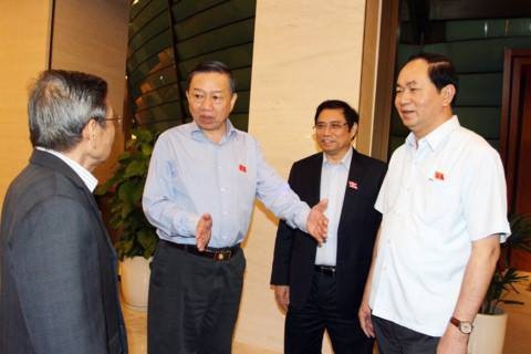 Bộ trưởng Công an: Bỏ sổ hộ khẩu nhưng không thay đổi hình thức quản lý - 1
Bộ trưởng Bộ Công an (thứ hai từ trái qua) giải thích, bỏ sổ hộ khẩu nhưng các biện pháp quản lý dân cư như đăng ký thường trú, tạm trú, tạm vắng vẫn thực hiện nhưng theo hướng đơn giản hoá thủ tục, giấy tờ.