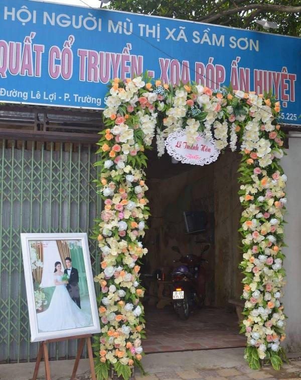Xúc động hình ảnh về đám cưới của cặp uyên ương khiếm thị - 2 Đám cưới của đôi bạn trẻ được tổ chức tại trụ sở Hội Người mù thành phố Sầm Sơn