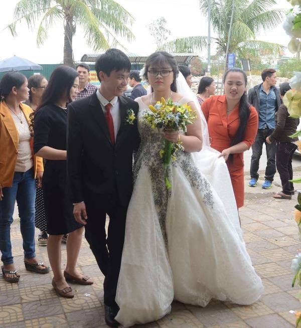Xúc động hình ảnh về đám cưới của cặp uyên ương khiếm thị - 3 Chú rể và cô dâu hạnh phúc sánh bước bên nhau