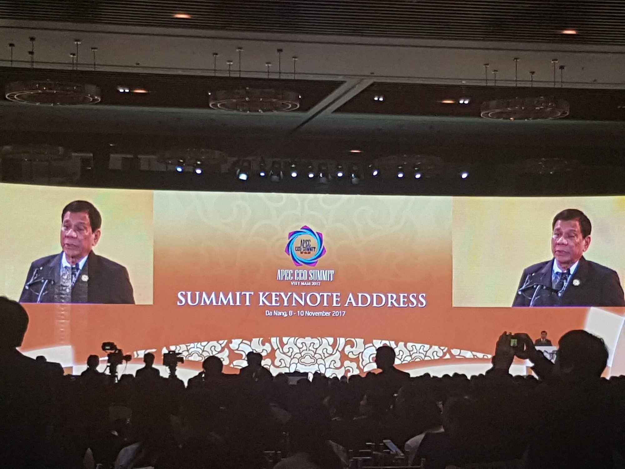 Tổng thống Duterte: "Chúng tôi cần thị trường, không cần viện trợ nhân đạo" - 1 Tổng thống Duterte phát biểu tại APEC CEO Summit 2017.
