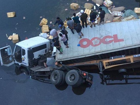 
Xe lao thẳng xuống sông (ảnh Faceboọk)
