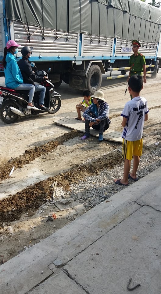 Sợ nhà thầu “xù” tiền bồi thường, người dân đổ xô ra đường ngăn cản thi công - 4 Dân bức xúc ra đường ngăn cản thi công