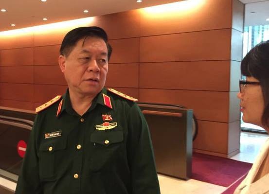 Bộ Quốc phòng kỷ luật cảnh cáo Phó Tư lệnh Quân khu 1 - 1
Thượng tướng Nguyễn Trọng Nghĩa - Ủy viên Trung ương Đảng, Ủy viên Quân ủy Trung ương, Phó Chủ nhiệm Tổng cục Chính trị QĐND Việt Nam trao đổi cùng PV Dân trí bên hành lang Quốc hội.