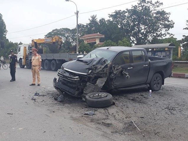 Hai ô tô tông trực diện, xe bán tải nát bét đầu - 1 Xe bán tải nát bét đầu sau cú tông trực diện với xe tải (ảnh CTV)