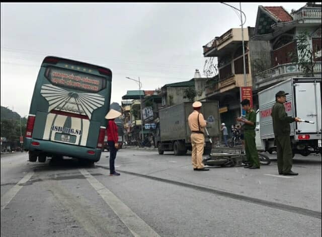 Va chạm với xe máy, xe khách leo lên giữa dải phân cách - 2 Do CSGT kịp thời phân làn, điều tiết nên không xảy ra ùn tắc