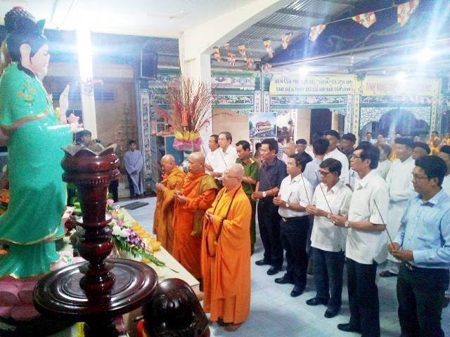 Làm sao để đừng phải hối hận, thốt lên "Giá như” khi tham gia giao thông! - 2 Thắp hương tưởng niệm các nạn nhân bị tai nạn giao thông.