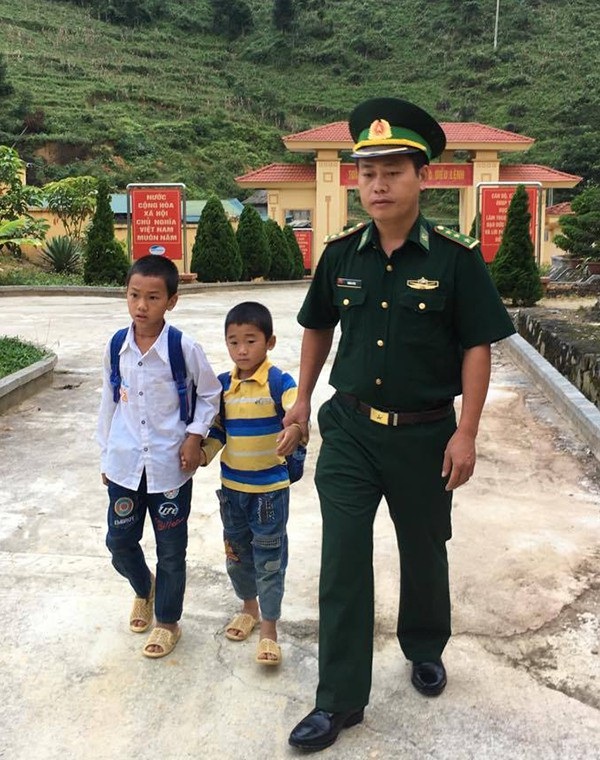 Chiến sĩ biên phòng nhận chăm sóc, dạy học cho 2 em nhỏ mồ côi cha - 2 Em Ma Seo Khoa và Ma Seo Xuyên được anh Giàng A Trú dìu dắt.