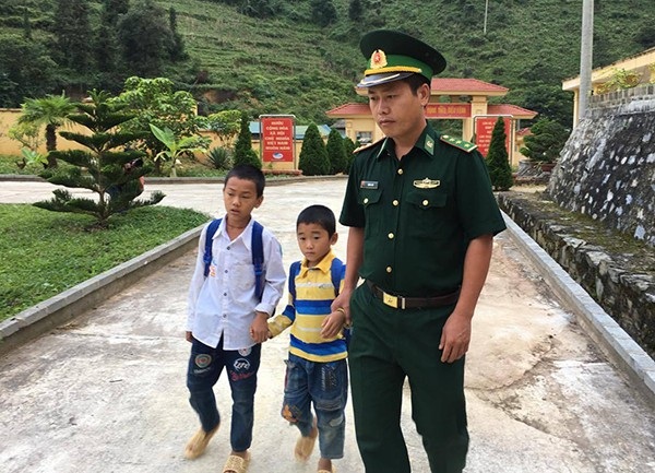 Chiến sĩ biên phòng nhận chăm sóc, dạy học cho 2 em nhỏ mồ côi cha - 1
Thượng uý Giàng A Trú (Đồn biên phòng Tả Gia Khâu, Lào Cai) chăm sóc, dạy dỗ cho 2 em nhỏ mồ côi cha.