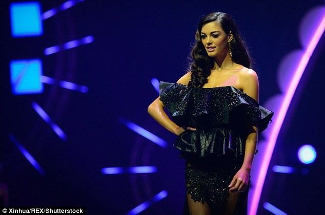 Hoa hậu Nam Phi được thanh minh sau khi bị hiểu nhầm là “vô cảm” - 3 Demi-Leigh trước đây từng là người mẫu, cô đăng quang Hoa hậu Nam Phi hồi tháng 3 năm nay và giành được phần thưởng trị giá tương đương 2,3 tỷ đồng.
