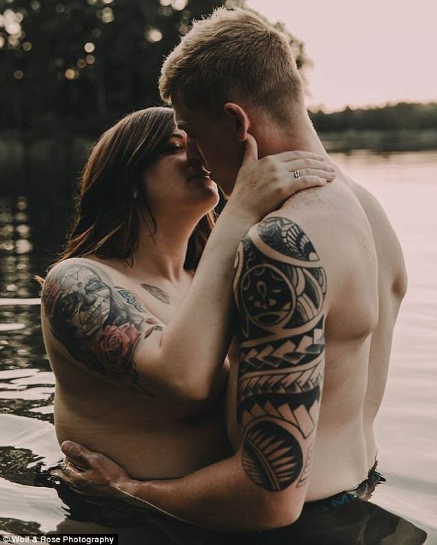 “Nàng béo” của bộ ảnh gây bão mạng vừa bị… sa thải - 1 Cô Stephanie chia sẻ với một số tờ tin tức rằng ngân hàng nơi cô công tác đánh giá bộ ảnh là không phù hợp với định hướng hình ảnh của công ty.