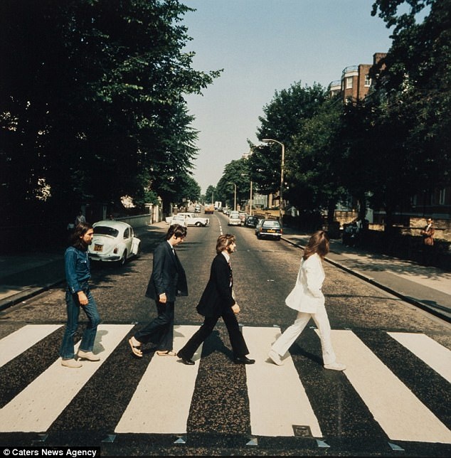 Những bức ảnh chụp nhóm nhạc huyền thoại The Beatles trên phố Abbey Road được kỳ vọng đạt mức giá 25.000 USD.