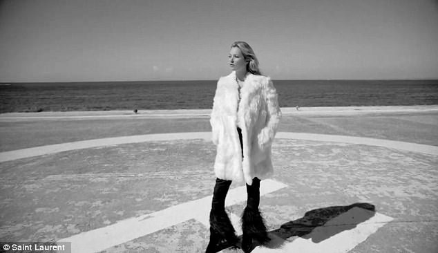 Diện trên mình chiếc áo khoác lông, Kate Moss tự tin khoe vòng một ở tuổi 43.