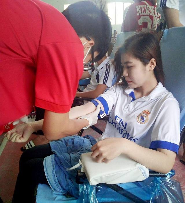 Bạc Liêu: Gần 1.000 sinh viên tham gia hiến máu tình nguyện - 3 Một nữ sinh viên chia sẻ giọt máu của mình để góp phần vào việc cứu người.