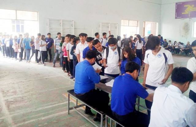 Bạc Liêu: Gần 1.000 sinh viên tham gia hiến máu tình nguyện - 1
Đông đảo sinh viên đến đăng ký tham gia Ngày hội hiến máu tình nguyện tại trường Đại học Bạc Liêu.