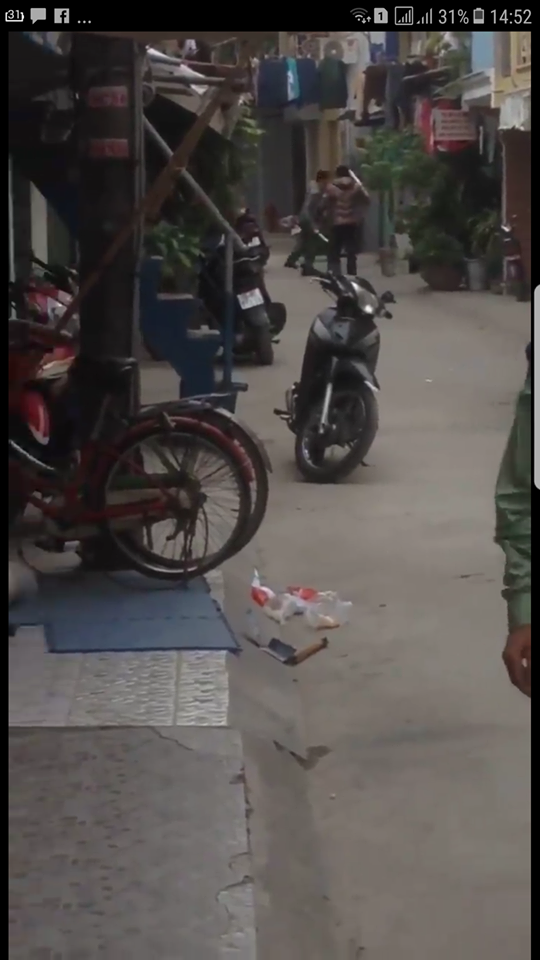 Đối tượng hung hãn tay dao, tay bóng đèn tuýp lao vào tấn công công an (ảnh FB)