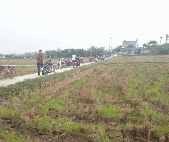 Bắt nghi phạm liên quan vụ thi thể phụ nữ trong cống nước - 1
Người dân xôn xao khi tìm thấy thi thể phụ nữ dưới cống nước.