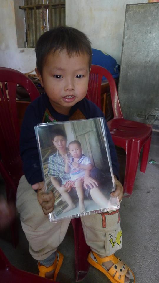 Không có bố, mẹ chết đột ngột, bé 2 tuổi sống trong đói khát - 1 Cậu bé Trọng lúc nào cũng giữ tấm ảnh hai mẹ con bên mình.